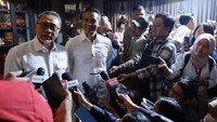 Menteri Perdagangan Zulkifli Hasan memberikan keterang pers didampingi ketum Kadin Anindya Bakrie usai acara peringatan HUT ke-56 Kadin Indonesia, di Lantai 29 Menara Kadin Indonesia, Kuningan, Jakarta, Selasa (24/9).