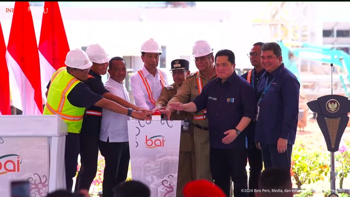 Presiden Jokowi meninjau proyek Smelter Grade Alumina Refinery (SGAR) Mempawah, Kalimantan Barat. Proyek ini menelan nilai investasi Rp 26,69 T.