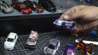 Perajin menata miniatur mobil berbahan logam atau die cast custom di rumah produksi Bangkit Maju Jaya (BMJ) Die Cast, Malang, Jawa Timur, Selasa (24/9/2024).  