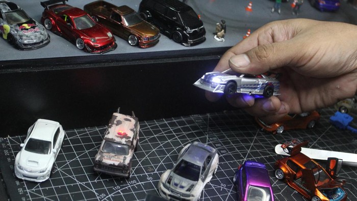 Produksi die cast ekspor ke AS dan Meksiko Perajin memasang ornamen pada miniatur mobil berbahan logam atau die cast custom di rumah produksi Bangkit Maju Jaya (BMJ) Die Cast, Malang, Jawa Timur, Selasa (24/9/2024). Menurut perajin dalam sebulan mampu menyelesaikan pesanan 10-12 unit die cast dengan pangsa pasar para penghobi di Amerika Serikat (AS) dan Meksiko dengan harga jual 250 dollar AS hingga 500 dollar AS per unit tergantung pada kerumitan. ANTARA FOTO/Ari Bowo Sucipto/Spt.
