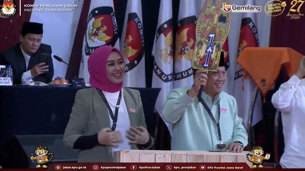 Prosesi pengambilan nomor urut peserta Pilgub Jabar