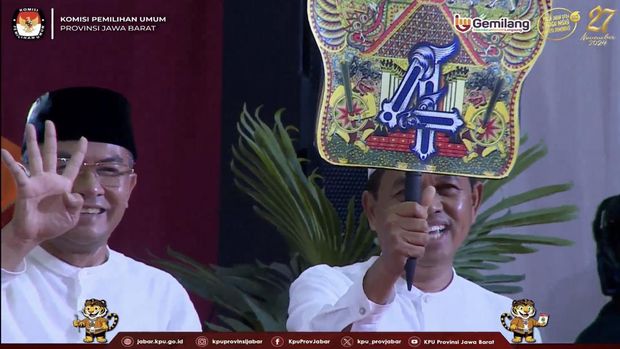 Prosesi pengambilan nomor urut peserta Pilgub Jabar