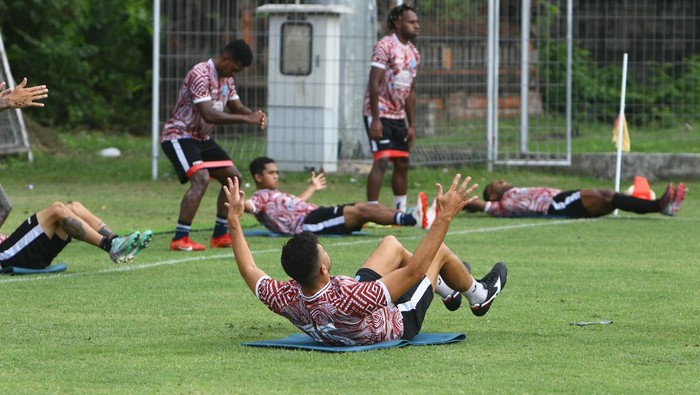 PSBS Biak latihan di Lapangan Samudera, Tuban, Bali, Selasa (24/9) jelang lawan Persik Kediri dalam laga lanjutan Liga 1 2024/2025.