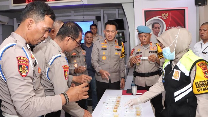 Puluhan anggota Propam Polres Banyuasin lakukan tes urine dadakan