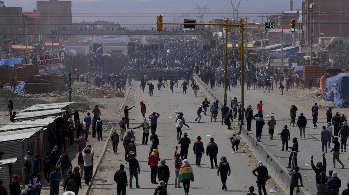 Ratusan Warga Bolivia Gelar Demo di Jalanan El Alto Pendukung pro-pemerintah Bolivia dan aparat keamanan terlibat bentrokan dengan simpatisan Morales di jalanan El Alto. Insiden ini merupakan yang kedua kali dalam sepekan terakhir.