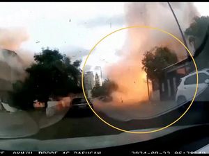 Melihat Detik-detik Roket Menghunjam Jalanan Israel