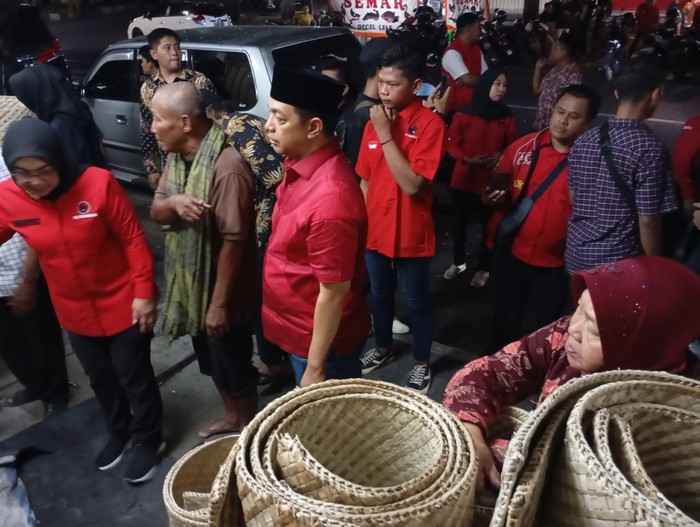 Risma memborong dagangan tikar di Pasar Legi Jombang