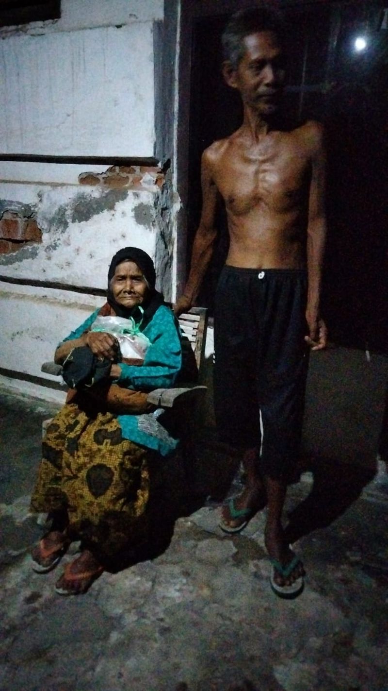 Risma memborong dagangan tikar di Pasar Legi Jombang