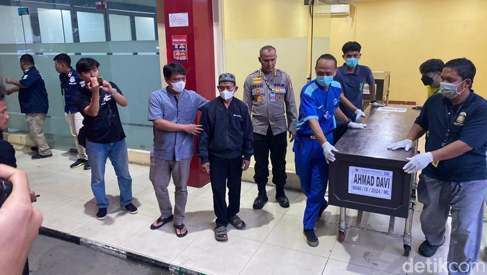RS Polri telah mengidentifikasi 2 dari 7 jenazah yang ditemukan tewas di Kali Bekasi. Jenazah korban langsung diserahkan kepada pihak keluarga. (Wildan N/detikcom)