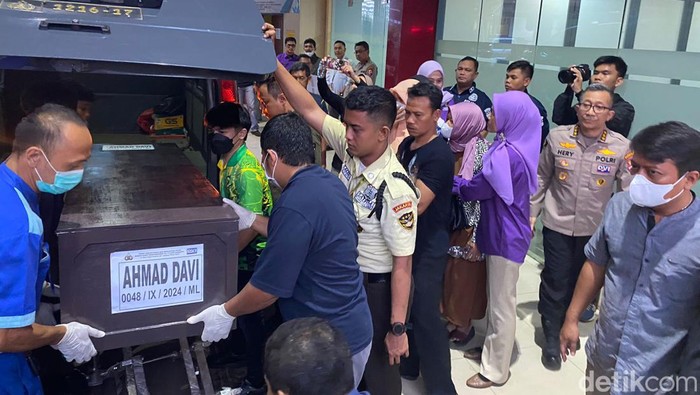 RS Polri telah mengidentifikasi 2 dari 7 jenazah yang ditemukan tewas di Kali Bekasi. Jenazah korban langsung diserahkan kepada pihak keluarga. (Wildan N/detikcom)