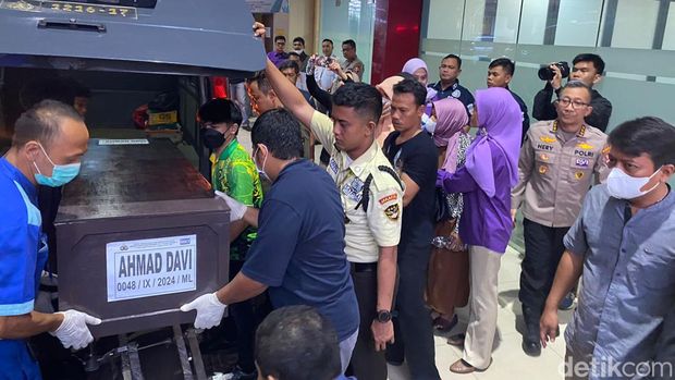 RS Polri telah mengidentifikasi 2 dari 7 jenazah yang ditemukan tewas di Kali Bekasi. Jenazah korban langsung diserahkan kepada pihak keluarga. (Wildan N/detikcom)