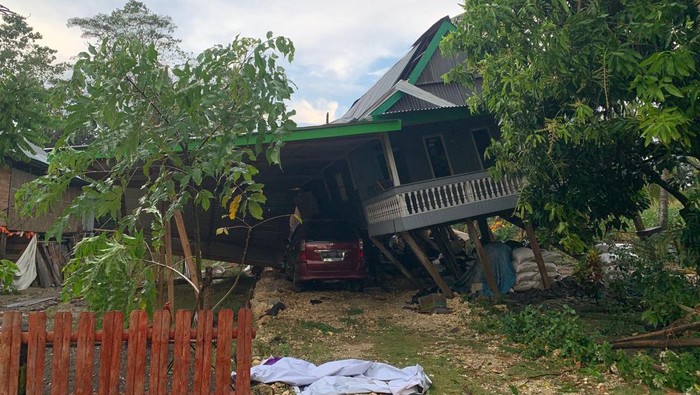 Rumah warga di Desa Manciri yang nyaris roboh karena dihantam angin puting beliung.