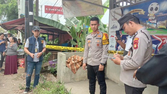 Saat polisi melakukan olah TKP dan mengevakuasi korban