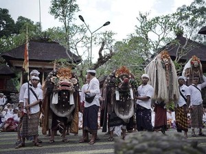 Jelang Galungan, Desa Adat Padangtegal Bagikan THR Rp 2 Juta untuk 689 KK