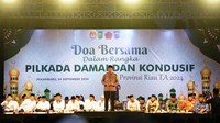 Selain paslon, terlihat di lokasi Ketua KPU Rusidi Rusdan, Ketua Bawaslu Riau Alnof hingga pejabat utama Polda Riah. Bahkan Penjabat Gubernur Riau Rahman Hadi dan ustaz kondang Dasat Latif juga berada di antara 3 ribu orang yang hadir. (Foto: Dok Humas Polda Riau)