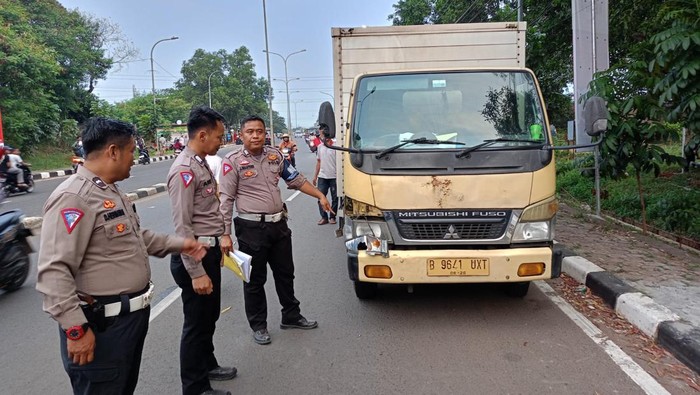 Seorang bocah tewas tertabrak truk di Gunung Putri, Kabupaten Bogor, Jabar. Korban tertabrak usai melompat karena hendak turun dari truk yang ditumpanginya. (dok Istimewa)