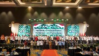 Setelah solat subuh dan tausiah, seluruh paslon diajak deklarasi Pilkada Damai di Hotel SKA Co Ex. Seluruh paslon terlihat menandatangani kesepakatan agar sama-sama menjaga ketertiban dan keamanan. (Foto: Dok Humas Polda Riau).