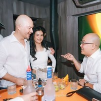 Dari unggahan di Instagram terlihat Shyeika memiliki hubungan yang cukup dekat dengan ayah Sean, Alex Tian. Shyeika bahkan memanggil Alex dengan sebutan daddy. Meski demikian Shyeika sudah menjelaskan jika dirinya dan Alex tak memiliki hubungan darah. Foto: Instagram/@shyeikaaa