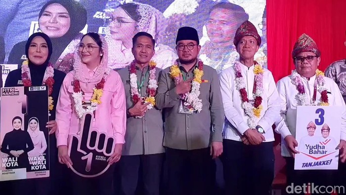 Tiga paslon bersaing di Pilkada Palembang saat penetapan nomor urut di KPU.