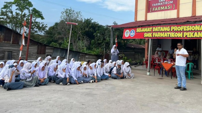 Tim Direktorat Narkoba Polda Riau melakukan sosialisasi ke sekolah. (Dok. Polda Riau)