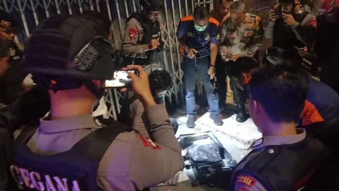 Tim Gegana memeriksa koper diduga isi bom di seberang Stasiun Kota Tua (dok. X @TMCPoldaMetro)