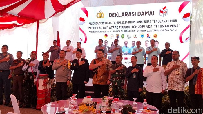 TNI-Polri bersama para calon gubernur dan wakil gubernur NTT, KPU, Bawaslu dan sejumlah partai politik saat acara Deklarasi Damai Pilkada 2024 di Kupang, Selasa (24/9/2024).