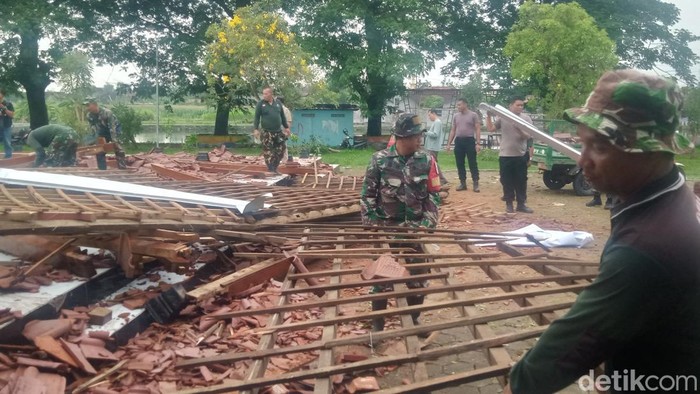 TNI, Polri, perangkat desa, dan relawan bekerja bakti di pendapa Desa Gemblegan, Kecamatan Kalikotes, Klaten, Selasa (24/9/2024) pagi. Sebelumnya pendapa ambruk karena angin kencang, Senin (23/9) sore.