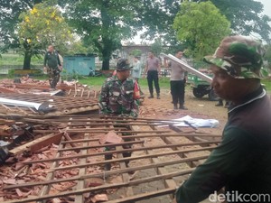 Cerita Mencekam Warga Nyaris Tertimpa Pendapa Ambruk Diamuk Lisus di Klaten