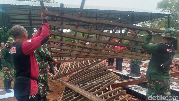 TNI, Polri, perangkat desa, dan relawan bekerja bakti di pendapa Desa Gemblegan, Kecamatan Kalikotes, Klaten, Selasa (24/9/2024) pagi. Sebelumnya pendapa ambruk karena angin kencang, Senin (23/9) sore.