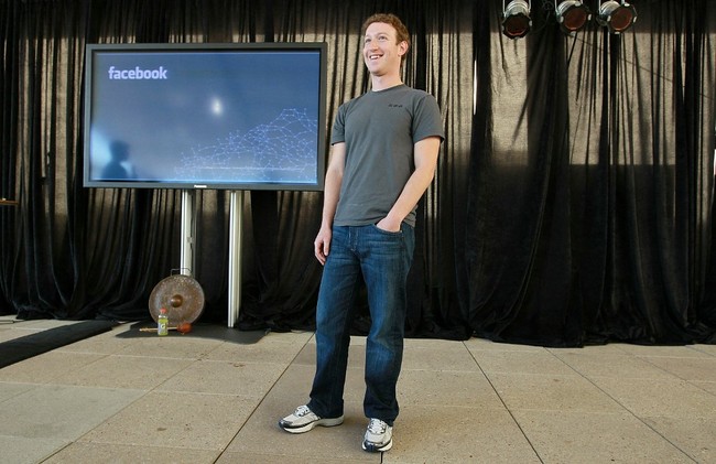 Mark Zuckerberg pernah mengungkapkan alasan kenapa dia memakai baju yang sama hampir setiap hari. Aku sungguh beruntung ada di posisi ini, di mana aku bisa bangun setiap hari dan melayani lebih dari miliaran orang. Dan aku merasa, aku tak akan bisa melakukan pekerjaanku jika aku menghabiskan energi untuk hal konyol atau dangkal dalam hidupku, kata Zuckerberg. Foto: dok. Getty Images via AFP