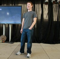 Mark Zuckerberg pernah mengungkapkan alasan kenapa dia memakai baju yang sama hampir setiap hari. Aku sungguh beruntung ada di posisi ini, di mana aku bisa bangun setiap hari dan melayani lebih dari miliaran orang. Dan aku merasa, aku tak akan bisa melakukan pekerjaanku jika aku menghabiskan energi untuk hal konyol atau dangkal dalam hidupku, kata Zuckerberg. Foto: dok. Getty Images via AFP