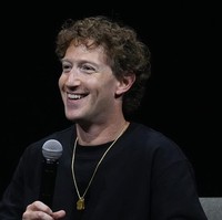 Mark Zuckerberg kembali tampil memakai aksesori untuk melengkapi gayanya. Kali ini saat menjadi pembicara dalam acara SIGGRAPH 2024 yang berlangsung Juli 2024 di Denver, Amerika Serikat, Zuckerberg mengenakan kalung dan bandul emas. Foto: dok. AP
