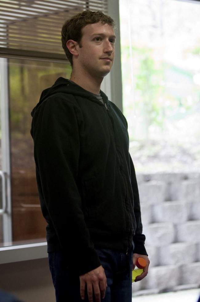 Saat dikenal sebagai CEO dan pendiri Facebook, Mark Zuckerberg, kerap terlihat memakai busana yang sama, T-shirt dan hoodie abu-abu, serta jeans. Foto: dok. Getty Images via AFP