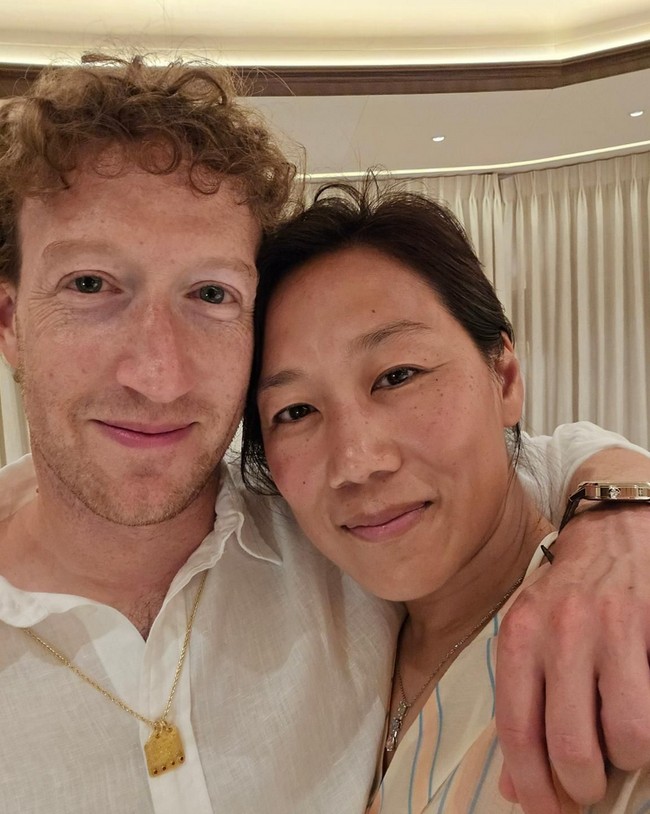 Gebrakan terus dibuat Mark Zuckerberg dalam hal gaya fashionnya. Pada foto yang diunggahnya ke Instagram yang menampilkannya berpose dengan istrinya Priscilla Chan, Zuckerberg memakai jam tangan mewah. Jam dengan bezel berwarna emas itu mirip dengan jam merek Patek Phillipe seri 5236P. Jam tersebut harganya lebih dari US$ 141 ribu atau sekitar Rp 2 miliar. Foto: dok. Instagram Mark Zuckerberg