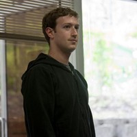 Saat dikenal sebagai CEO dan pendiri Facebook, Mark Zuckerberg, kerap terlihat memakai busana yang sama, T-shirt dan hoodie abu-abu, serta jeans. Foto: dok. Getty Images via AFP