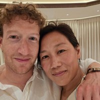 Gebrakan terus dibuat Mark Zuckerberg dalam hal gaya fashionnya. Pada foto yang diunggahnya ke Instagram yang menampilkannya berpose dengan istrinya Priscilla Chan, Zuckerberg memakai jam tangan mewah. Jam dengan bezel berwarna emas itu mirip dengan jam merek Patek Phillipe seri 5236P. Jam tersebut harganya lebih dari US$ 141 ribu atau sekitar Rp 2 miliar. Foto: dok. Instagram Mark Zuckerberg