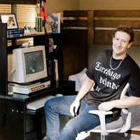 Pada ulang tahunnya yang ke-40, 14 Mei 2024, Mark Zuckerberg tampil dengan gaya tak biasa. Bukan lagi T-shirt polos, dia bergaya ala rapper 90-an dengan memakai T-shirt slogan dan kalung rantai emas.  Foto: dok. Instagram Mark Zuckerberg