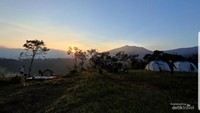 Suasana pagi hari dengan pemandangan Gunung Gede Pangrango.