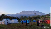 Beberapa tenda para penyewa di area kemping.