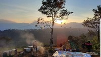 Menikmati pagi saat kemping di Bogor.