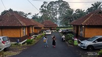 Vila Pondokan Gunung Mas Puncak yang berada di tengah kebun teh.