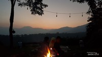 Api unggun dengan latar belakang Gunung Gede Pangrango dan Gunung Salak.