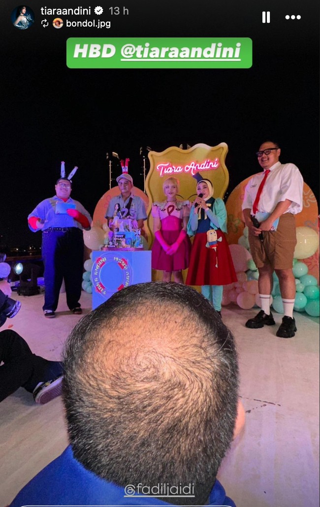 Bertema Bikini Bottom, tak hanya Tiara, para tamu undangan yang hadir juga kompak mengenakan pakaian ala karakter di film SpongeBob tersebut. Foto: Instagram/@tiaraandini