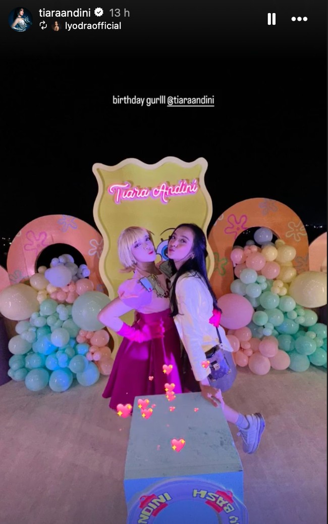 Tiara tampil mengenakan kostum berwarna pink. Rupanya wanita kelahiran 23 September itu cosplay menjadi anak Mr.Crab, Pearl dalam film SpongeBob. Terlihat ia berpose bersama Lyodra yang juga turut hadir di acaranya itu. Foto: Instagram/@tiaraandini