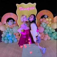 Tiara tampil mengenakan kostum berwarna pink. Rupanya wanita kelahiran 23 September itu cosplay menjadi anak Mr.Crab, Pearl dalam film SpongeBob. Terlihat ia berpose bersama Lyodra yang juga turut hadir di acaranya itu. Foto: Instagram/@tiaraandini