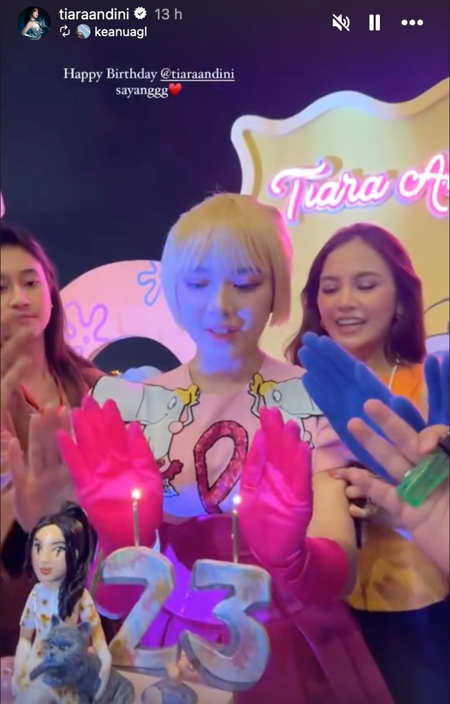 Tampil totalitas menjadi karakter Pearl, Tiara tampak mengenakan wig pendek berwarna blonde. Ia juga mengenakan sepasang sarung tangan berwarna shock pink. Foto: Instagram/@tiaraandini