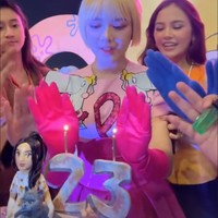 Tampil totalitas menjadi karakter Pearl, Tiara tampak mengenakan wig pendek berwarna blonde. Ia juga mengenakan sepasang sarung tangan berwarna shock pink. Foto: Instagram/@tiaraandini