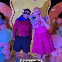Fadil Jaidi terlihat turut hadir di acara ulang tahun Tiara. Fadil hadir dengan mengenakan kostum Barnacle Boy. Foto: Instagram/@tiaraandini