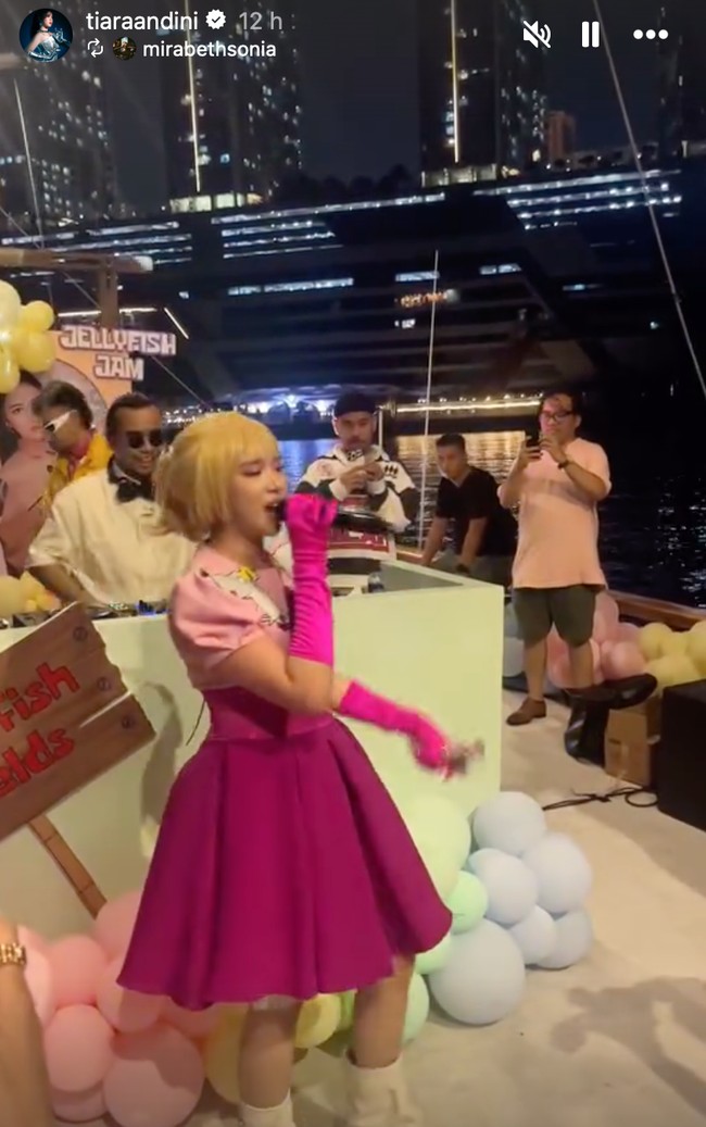 Terlihat Tiara yang turut menyumbangkan suaranya, bernyanyi di tengah-tengah para tamu undangan. Foto: Instagram/@tiaraandini