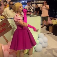 Terlihat Tiara yang turut menyumbangkan suaranya, bernyanyi di tengah-tengah para tamu undangan. Foto: Instagram/@tiaraandini